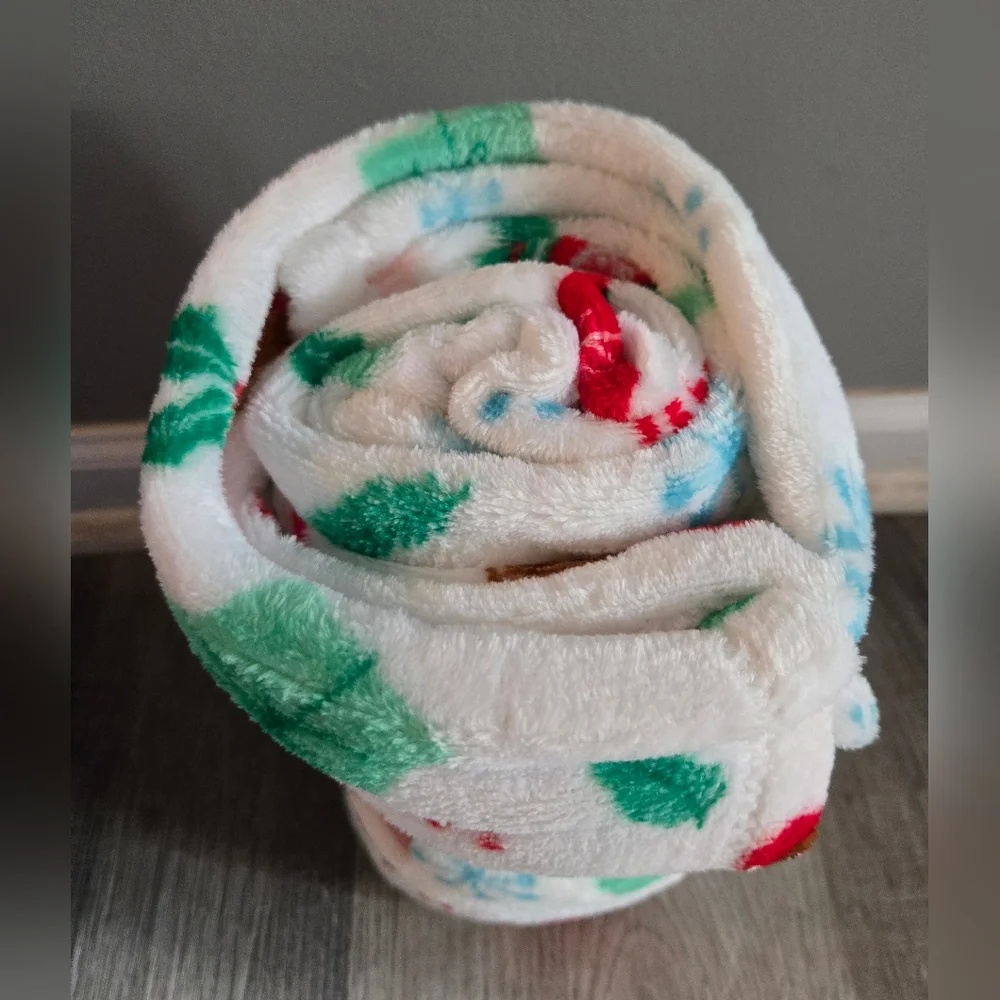 Wonder Shop Festive Christmas Holiday Fleece Throw Blanket 50inch X 60inch, NWT